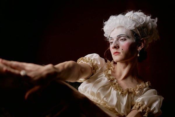 Quelle est l'influence de l'époque victorienne sur la mode contemporaine et comment est-elle réinterprétée ?