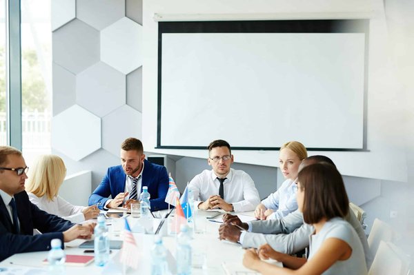 Comment organiser des forums jeunesse pour discuter des innovations en matière de développement durable?