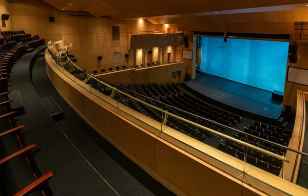 Comment les thèmes du surréalisme sont-ils représentés dans le cinéma moderne ?